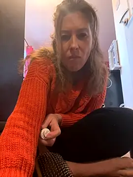 Snapshot of Lwhite1 chatting on 10-28-25, 04:31 Lwhite1 online show from 10-28-25, 04:31