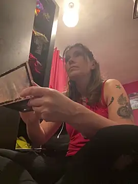 Snapshot of Lwhite1 chatting on 11-13-25, 04:39 Lwhite1 online show from 11-13-25, 04:39