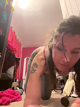 Snapshot of Lwhite1 chatting on 12-14-25, 11:31 Lwhite1 online show from 12-14-25, 11:31