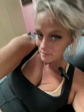 Snapshot of vixendoll87 chatting on 04-09-26, 02:44 vixendoll87 online show from 04-09-26, 02:44