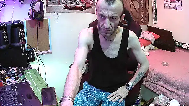 Snapshot of Aktorihann chatting on 06-18-26, 02:23 Aktorihann online show from 06-18-26, 02:23