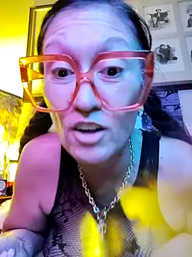 Snapshot of TheDime chatting on 03-05-26, 02:13 TheDime online show from 03-05-26, 02:13