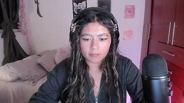 StephaniFox online show from 12-18-25, 01:44