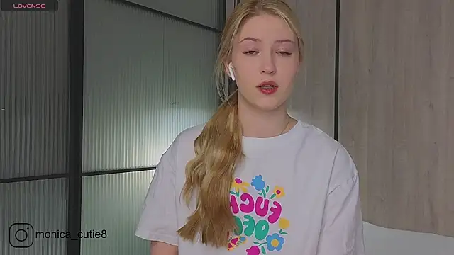 Snapshot of Monikacutie chatting on 02-28-25, 04:10 Monikacutie online show from 02-28-25, 04:10