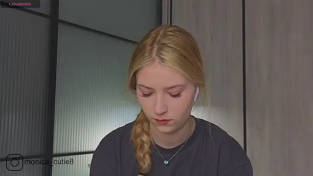 Snapshot of Monikacutie chatting on 03-03-25, 04:03 Monikacutie online show from 03-03-25, 04:03