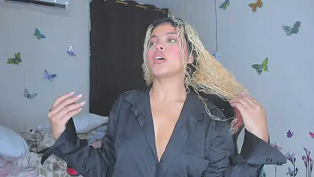 sofiacastillo01 online show from 11-24-25, 01:11