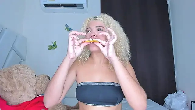 sofiacastillo01 online show from 01-06-26, 02:32