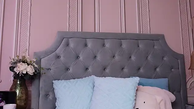 LucyAddison online show from 04-06-26, 05:19