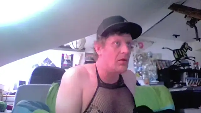 Snapshot of Bigthroaterboy chatting on 05-09-26, 05:12 Bigthroaterboy online show from 05-09-26, 05:12