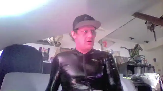 Snapshot of Bigthroaterboy chatting on 05-13-26, 05:10 Bigthroaterboy online show from 05-13-26, 05:10