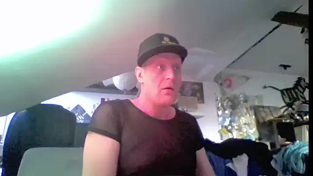 Snapshot of Bigthroaterboy chatting on 06-03-26, 06:35 Bigthroaterboy online show from 06-03-26, 06:35