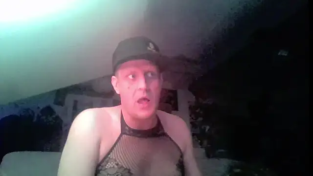 Snapshot of Bigthroaterboy chatting on 06-11-26, 02:33 Bigthroaterboy online show from 06-11-26, 02:33