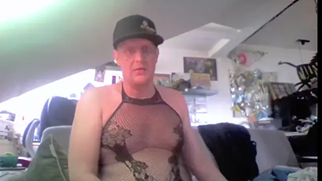 Snapshot of Bigthroaterboy chatting on 06-11-26, 07:17 Bigthroaterboy online show from 06-11-26, 07:17