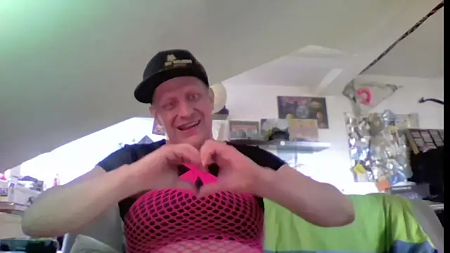 Snapshot of Bigthroaterboy chatting on 06-13-26, 04:49 Bigthroaterboy online show from 06-13-26, 04:49