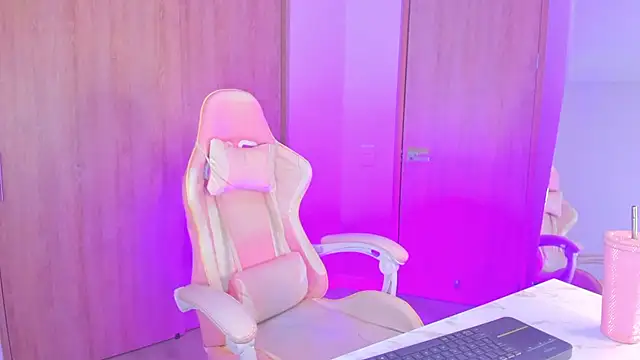 Snapshot of angelinalodge1 chatting on 01-29-25, 03:22 angelinalodge1 online show from 01-29-25, 03:22