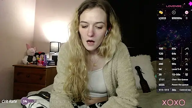 Snapshot of EllieeRose chatting on 03-18-25, 06:03 EllieeRose online show from 03-18-25, 06:03