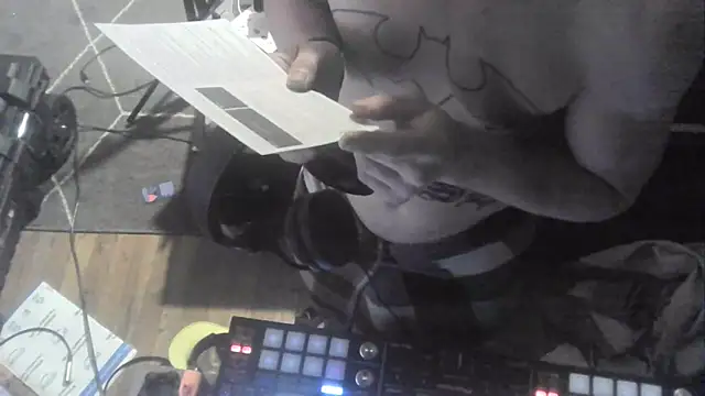 Snapshot of trash4cash chatting on 04-28-26, 07:30 trash4cash online show from 04-28-26, 07:30