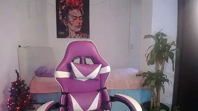 esmeraldaa230 online show from 12-17-25, 10:05