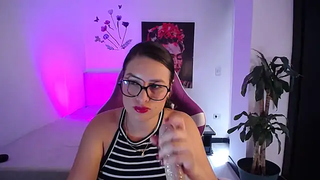 esmeraldaa230 online show from 04-12-26, 07:41