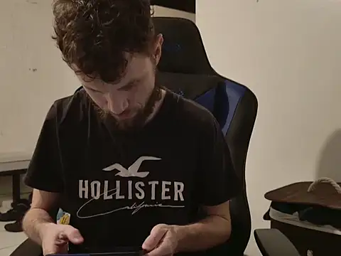 Snapshot of Talenjames4 chatting on 12-01-25, 01:32 Talenjames4 online show from 12-01-25, 01:32