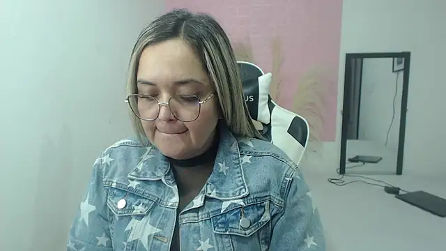 Snapshot of samy_vsn chatting on 06-15-26, 08:33 samy vsn online show from 06-15-26, 08:33