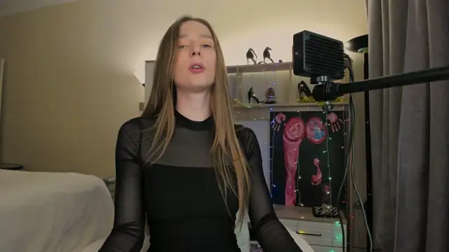 CharlotteWells online show from 01-10-25, 03:16