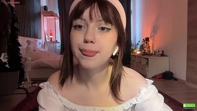 Snapshot of electric_babe chatting on 03-25-26, 11:16 electric babe online show from 03-25-26, 11:16