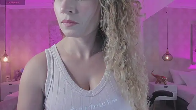 Snapshot of Shantall__ chatting on 02-22-25, 11:02 Shantall online show from 02-22-25, 11:02