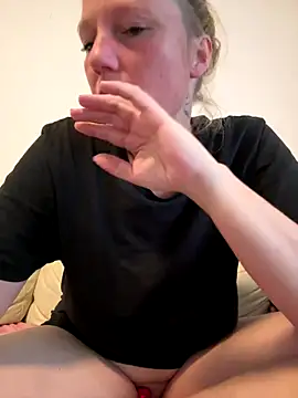 Snapshot of MoniqueLaFee chatting on 09-11-25, 03:45 MoniqueLaFee online show from 09-11-25, 03:45