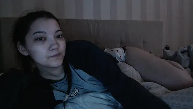 Snapshot of AlisaDevis chatting on 06-27-26, 05:56 AlisaDevis online show from 06-27-26, 05:56
