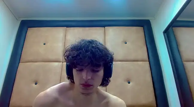Snapshot of Sr_BonnyEthan chatting on 12-17-24, 01:38 Sr BonnyEthan online show from 12-17-24, 01:38