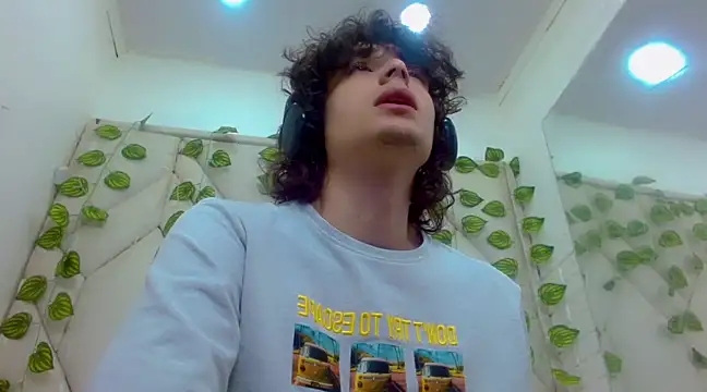 Snapshot of Sr_BonnyEthan chatting on 02-15-25, 02:00 Sr BonnyEthan online show from 02-15-25, 02:00