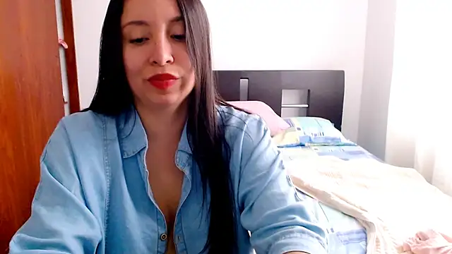 Snapshot of emely_sexx20 chatting on 01-01-25, 07:43 emely sexx20 online show from 01-01-25, 07:43