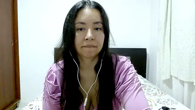 Snapshot of emely_sexx20 chatting on 09-28-25, 10:09 emely sexx20 online show from 09-28-25, 10:09
