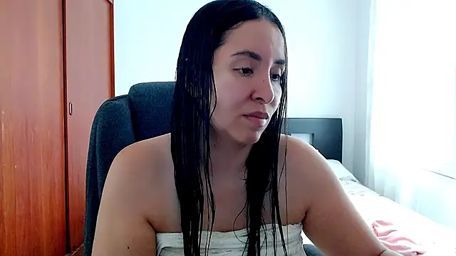 Snapshot of emely_sexx20 chatting on 09-29-25, 03:06 emely sexx20 online show from 09-29-25, 03:06