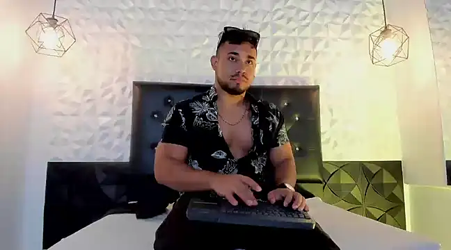 BrianMalonee online show from 02-07-25, 01:43