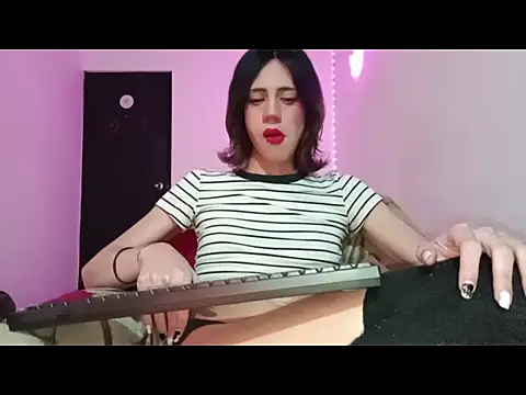 Snapshot of lucydreamm chatting on 09-21-25, 01:29 lucydreamm online show from 09-21-25, 01:29