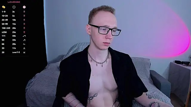 Snapshot of Alex_silents chatting on 06-09-26, 03:23 Alex silents online show from 06-09-26, 03:23