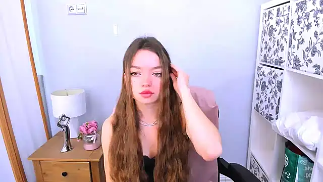 GraceLips online show from 03-19-25, 06:35