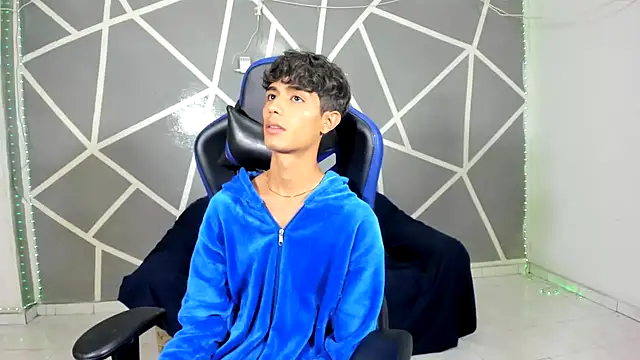 oliverhot2005 online show from 12-17-24, 09:16