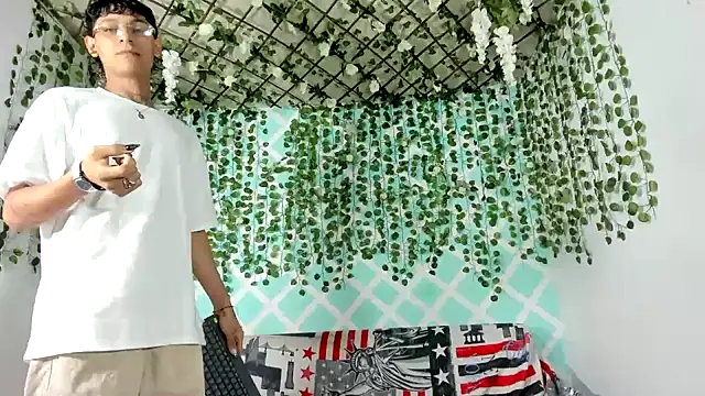 oliverhot2005 online show from 03-17-25, 07:37