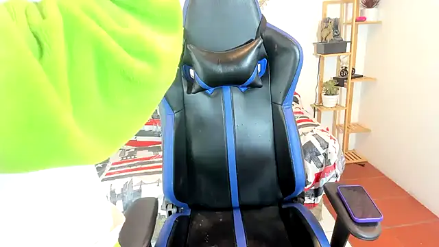 oliverhot2005 online show from 10-21-25, 04:57