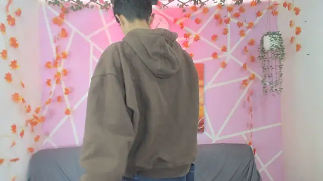 oliverhot2005 online show from 11-07-25, 07:36