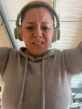 Luccreccia  online show from 11-02-25, 10:17