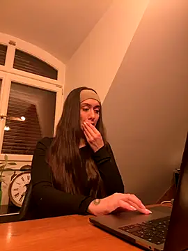 emiliasommer online show from 10-04-25, 08:07