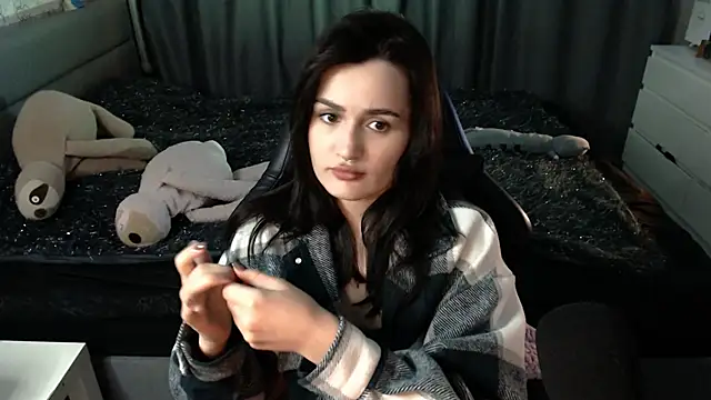 Snapshot of KiraYammy chatting on 11-16-25, 10:37 KiraYammy online show from 11-16-25, 10:37