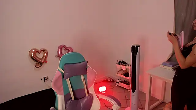 Snapshot of WandaDoll chatting on 02-15-25, 12:33 WandaDoll online show from 02-15-25, 12:33