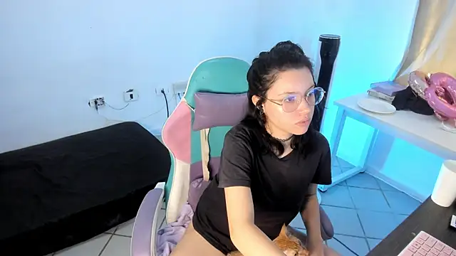 Snapshot of WandaDoll chatting on 02-20-25, 02:57 WandaDoll online show from 02-20-25, 02:57