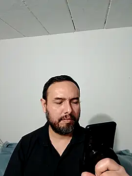 Snapshot of ElSunEagle chatting on 10-23-25, 04:45 ElSunEagle online show from 10-23-25, 04:45