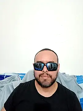 Snapshot of ElSunEagle chatting on 06-10-26, 02:34 ElSunEagle online show from 06-10-26, 02:34